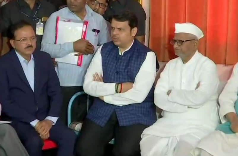 Maharashtra Chief Minister Devendra Fadnavis meets Anna Hazare as his indefinite fast enters seventh day