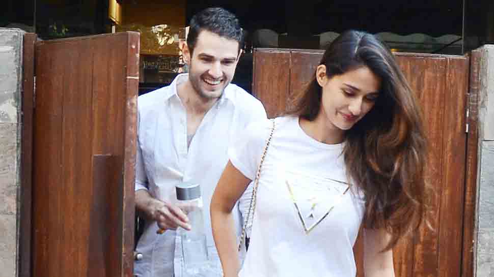 Disha Patani spotted with mystery man on Valentine's Day. Is Tiger Shroff  listening? | People News | Zee News