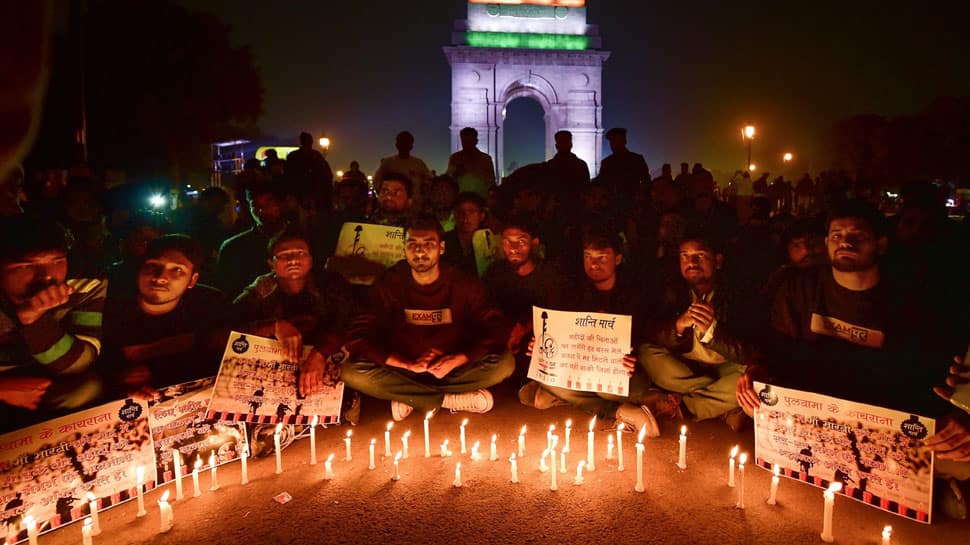 Film workers protest against Pulwama attack, warn on hiring Pakistani artistes 