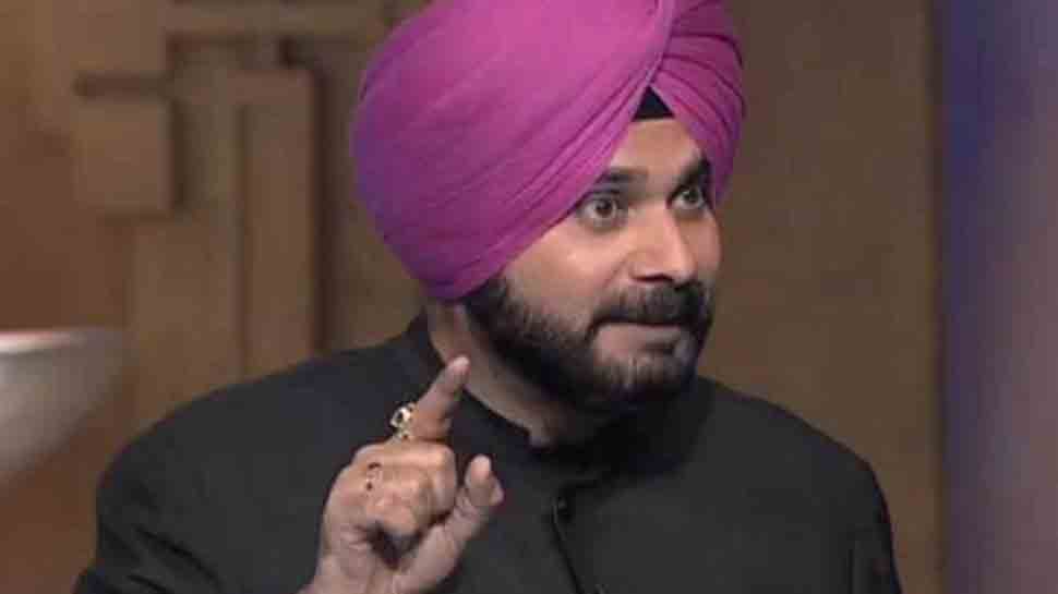 Navjot Singh Sidhu, Bikram Singh Majithia exchange barbs, SAD burn photos of Sidhu&#039;s Pakistan visit