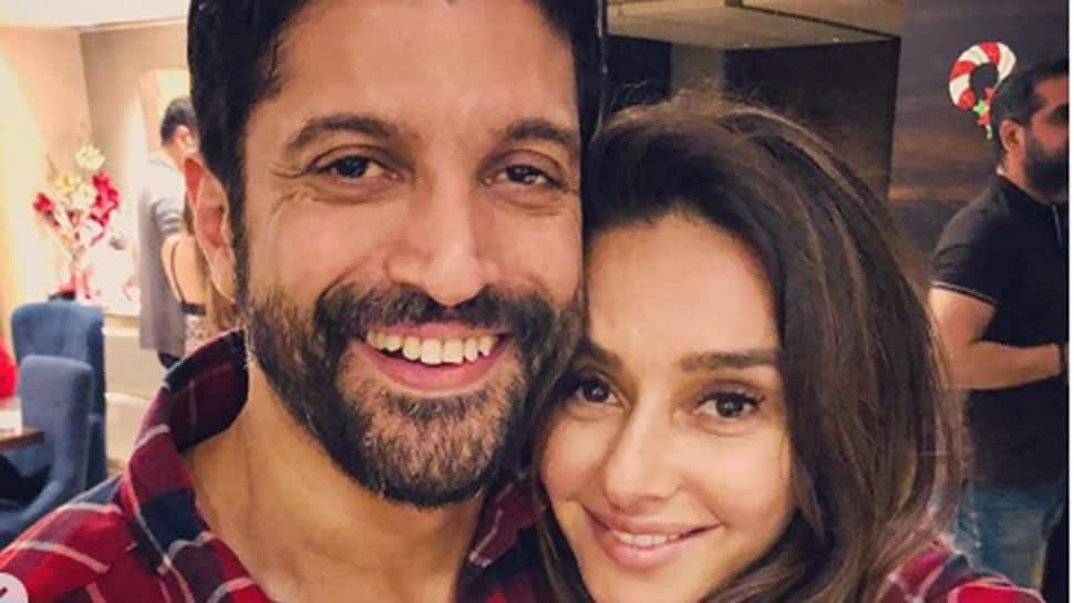 Farhan Akhtar and Shibani Dandekar spill love in latest pic