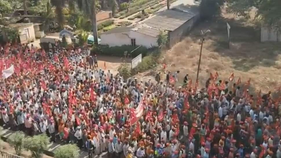 Kisan long march kicks off a day after scheduled; thousands march towards Mumbai