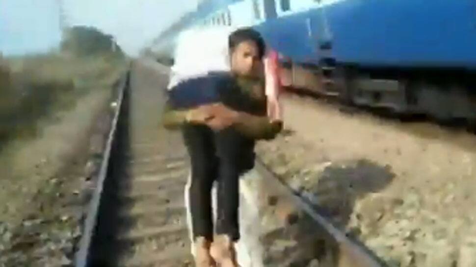 Constable runs at least a kilometre carrying injured man on shoulder, saves life: Watch