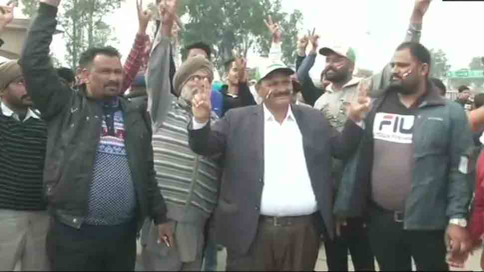 People gather at Attari-Wagah border, await return of captured pilot