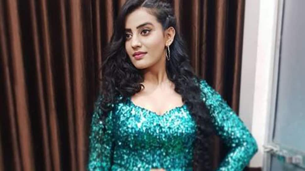 Akshara Singh Sizzles In A Glittery Outfit See Pic Bhojpuri News Zee News