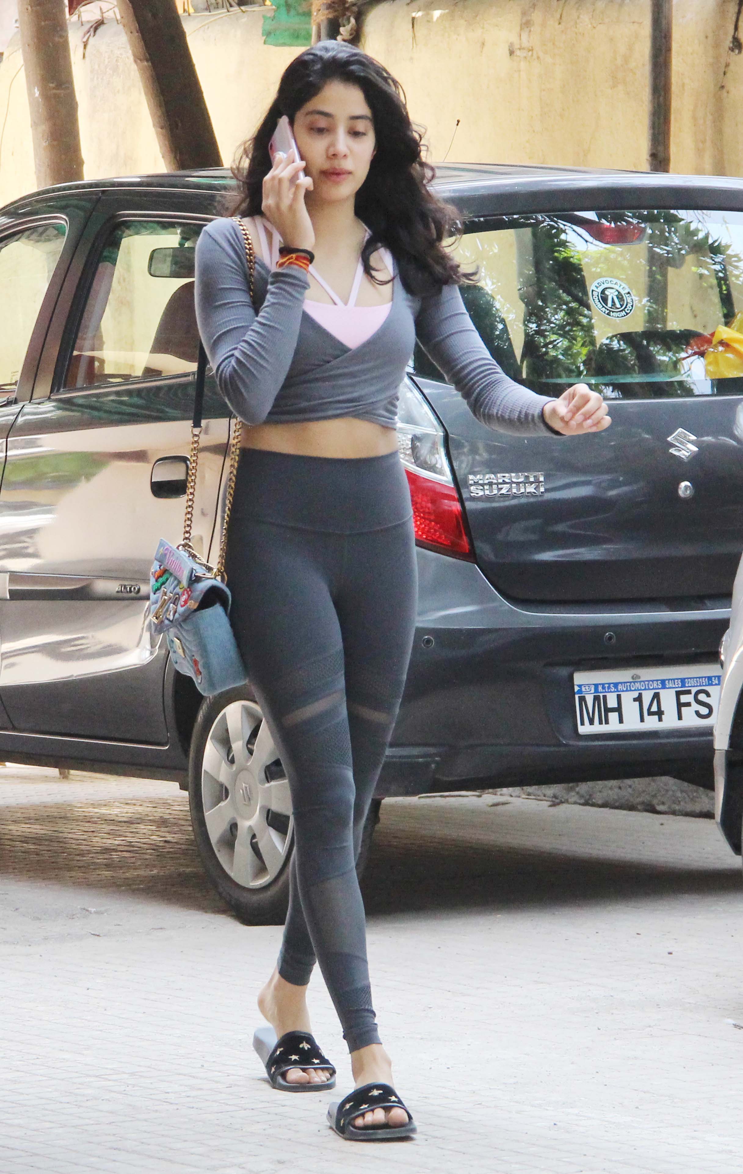 Photo Gallery: Janhvi Kapoor's aces her gym look, smiles for the paps