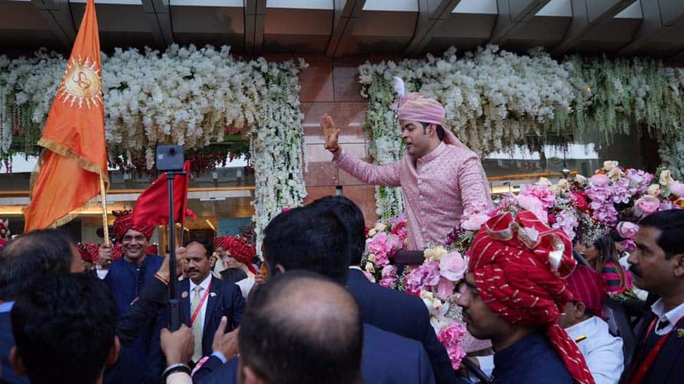 Ranbir, Shah Rukh and Nita Ambani dance away at Akash Ambani&#039;s wedding-Watch