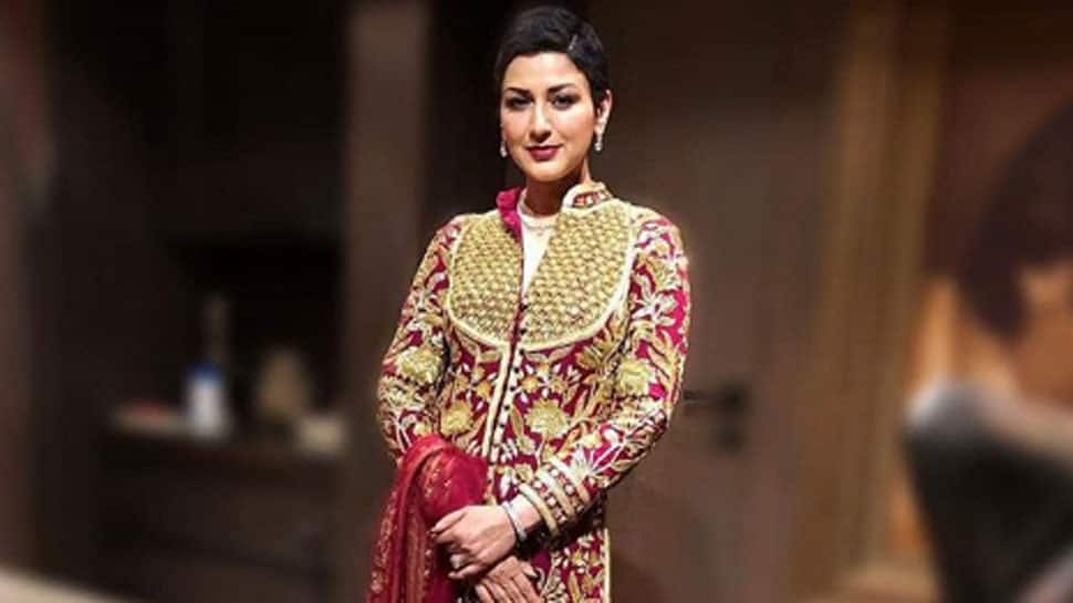 Sonali Bendre stuns in red Abu Jani-Sandeep Khosla attire at Akash Ambani-Shloka Mehta wedding reception—See pics