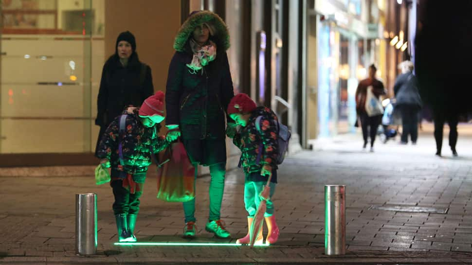 Israel: Tel Aviv tries out new crosswalk lights for cellular addicts