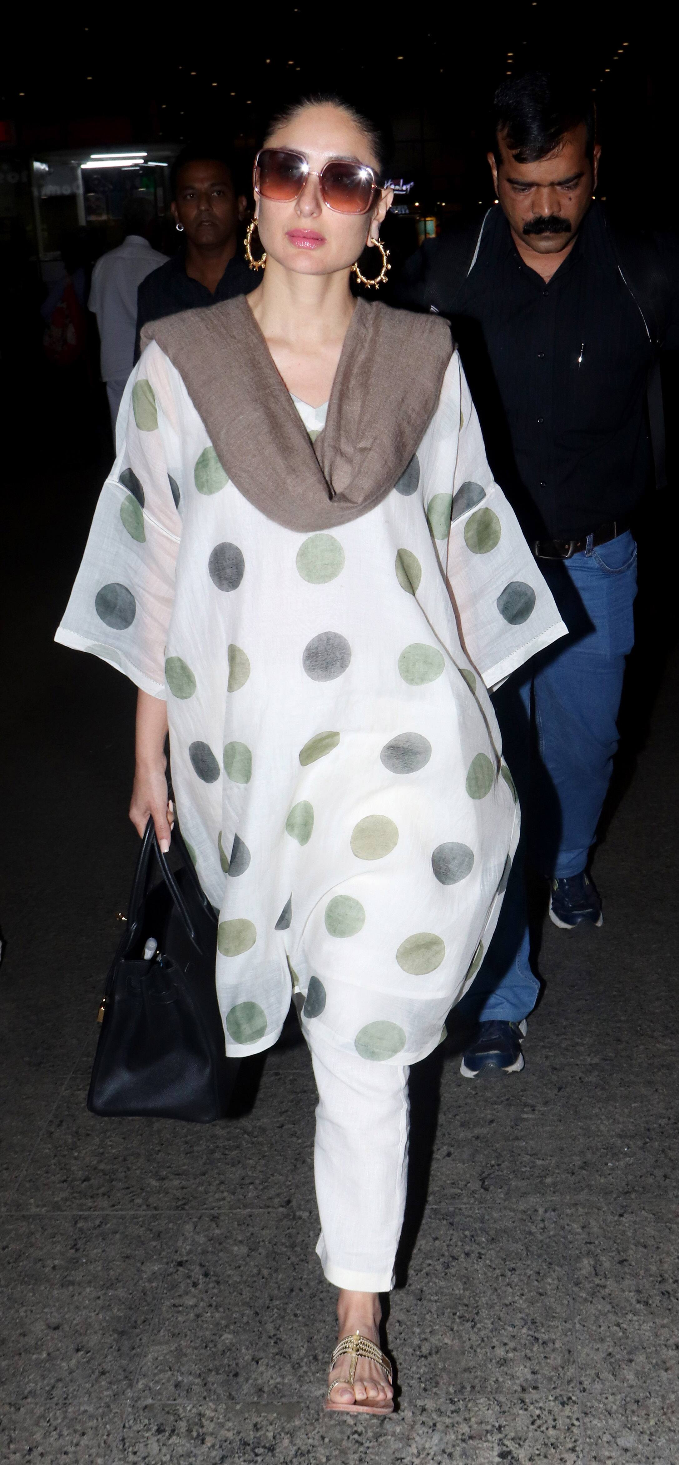 Photo Gallery Kareena Kapoor snapped at the airport