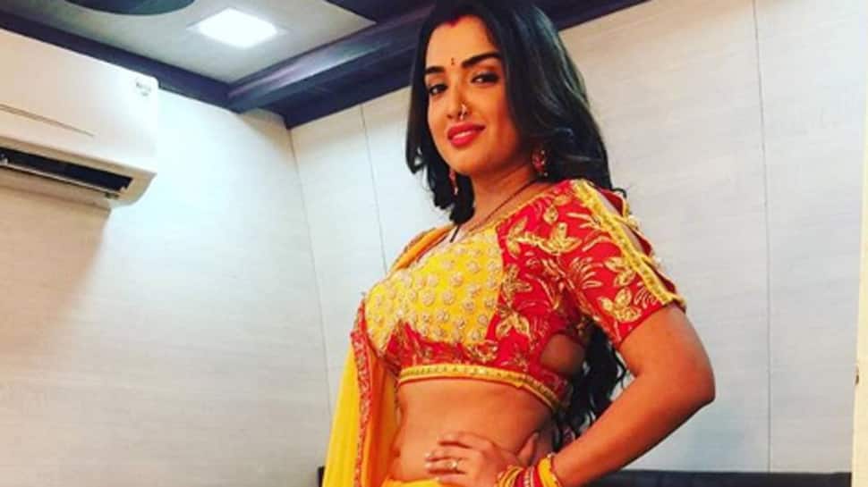 Aamrapali Dubey sizzles in her new fit avatar, poses in an ivory saree—See pic