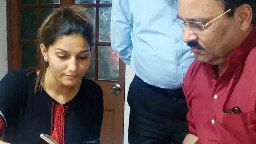 Singer-dancer Sapna Chaudhary denies joining Congress, photos tell different story