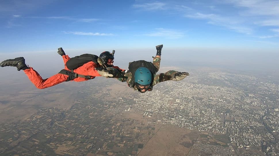 Kargil war veteran with prosthetic leg completes skydive | News | Zee News