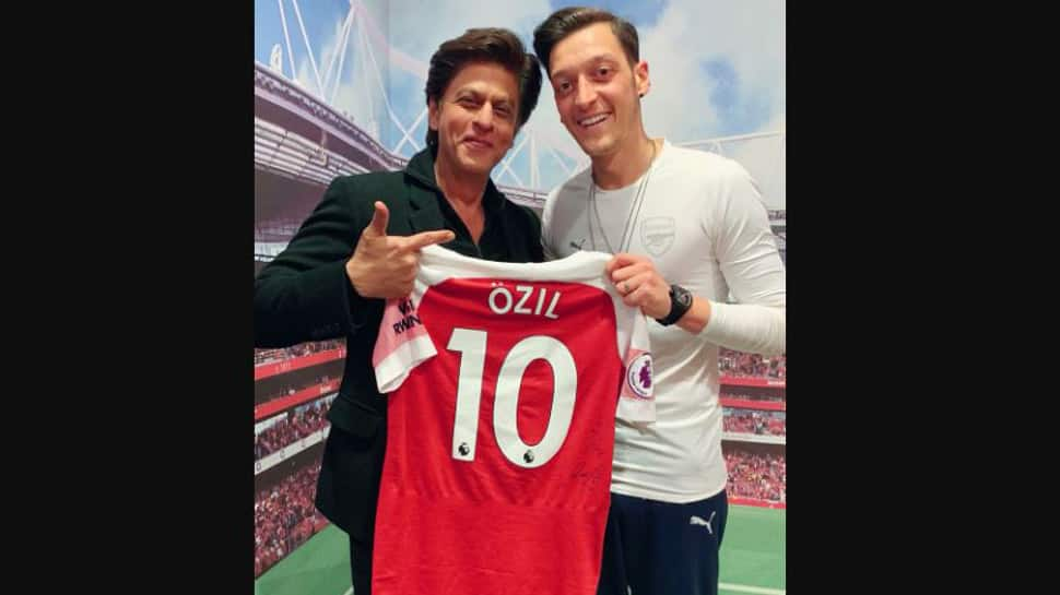 Shah Rukh Khan&#039;s picture with footballer Mesut Özil goes viral on social media