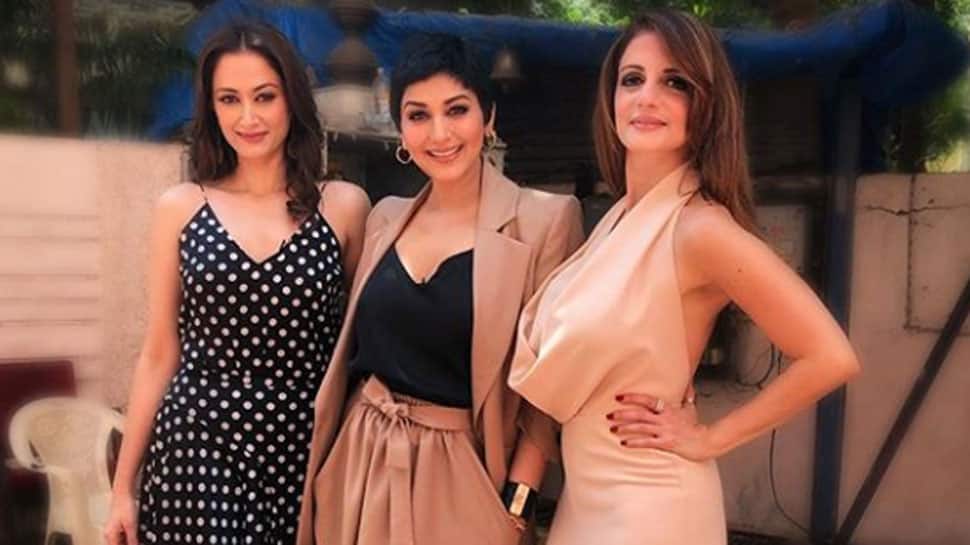 Sonali Bendre looks gorgeous in her new avatar, poses with BFFs Sussanne, Gayatri Joshi—See pics