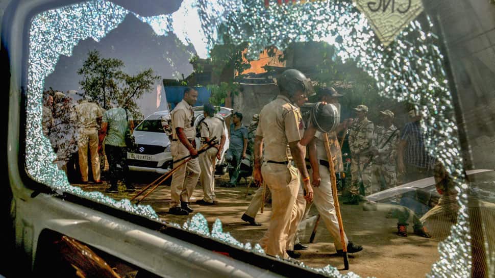 Officials injured in &#039;stone pelting&#039; over sealing drive in Mayapuri; Arvind Kejriwal says locals beaten up
