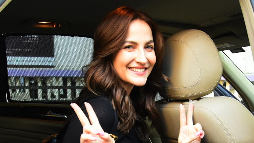 Elli AvrRam slays the casual look in black—Pics