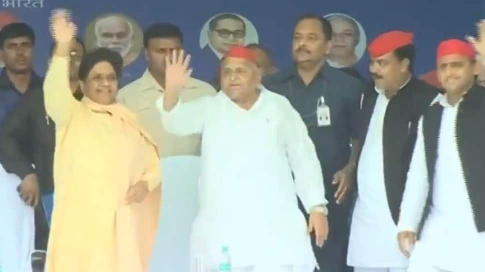 For first time in 25 years, Mayawati shares stage with Mulayam, calls PM Narendra Modi &#039;fake backward&#039;