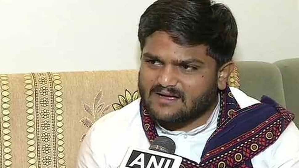 Scuffle breaks out at Congress leader Hardik Patel&#039;s public meeting in Ahmedabad