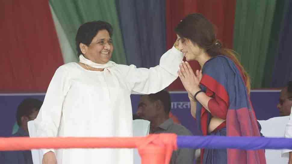 Akhilesh Yadav&#039;s wife Dimple touches Mayawati&#039;s feet on stage, seeks blessing