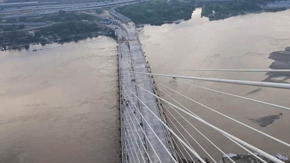 1 dead, 3 injured after car rams into divider at Signature Bridge