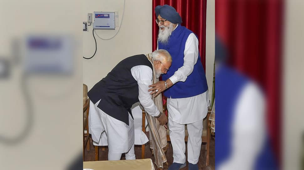 Parkash Singh Badal bats for PM Modi, says Rahul like &#039;ant&#039; in front him