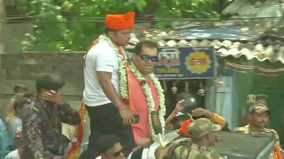 Wrestler Khali joins BJP candidate Anupam Hazra&#039;s rally in Jadavpur