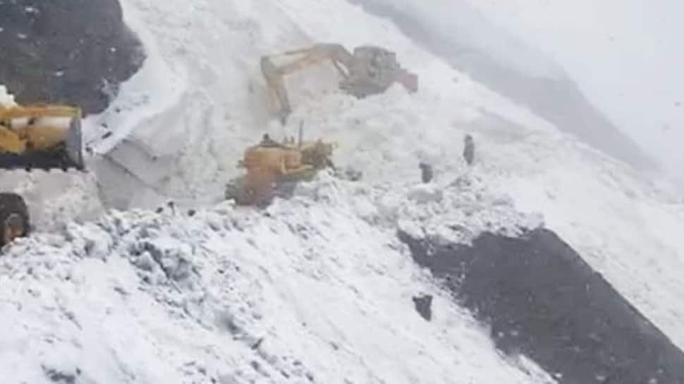 Fresh avalanches delay reopening of Srinagar-Leh highway