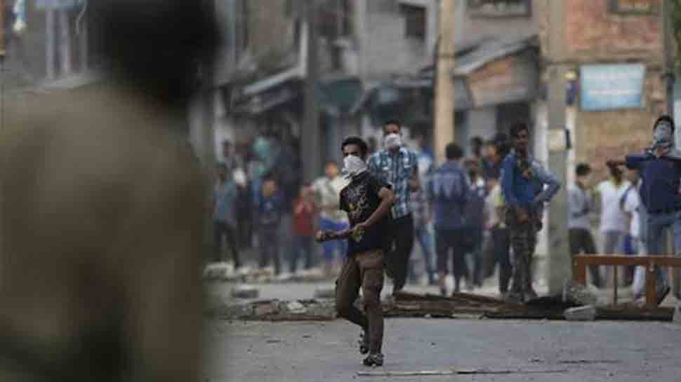 Stone pelting near polling booths in Jammu and Kashmir&#039;s Kulgam