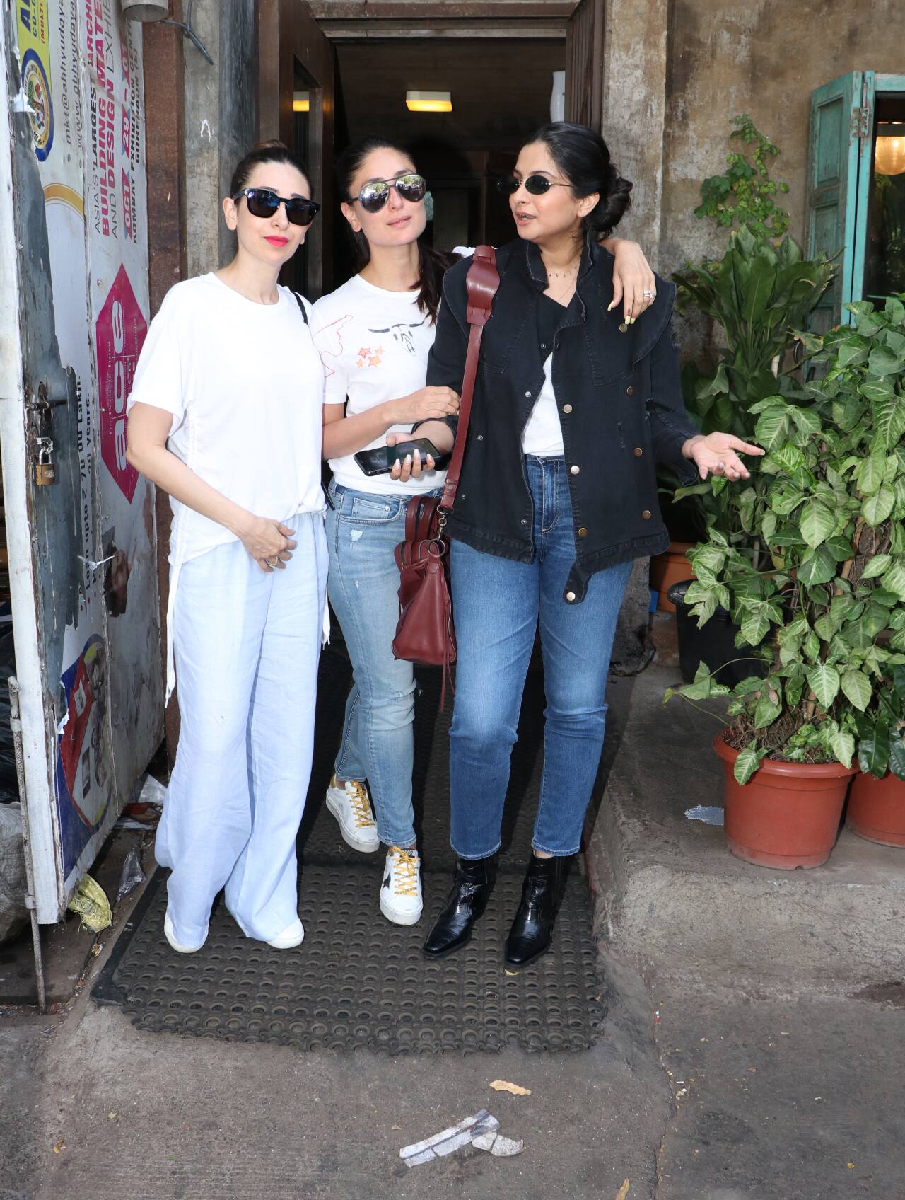 Photo Gallery: Kareena Kapoor spotted with her 'veeres' Karisma and ...