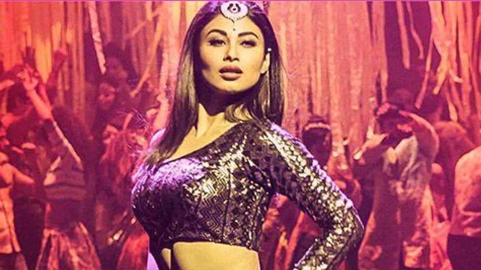 Mouni Roy&#039;s sensuous dance on Sridevi&#039;s &#039;Kaate Nahi Kat Te&#039; song will inspire you to hit the floor—Watch