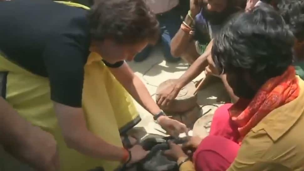 Priyanka Gandhi Vadra plays with snakes during election campaign in Raebareli - Watch