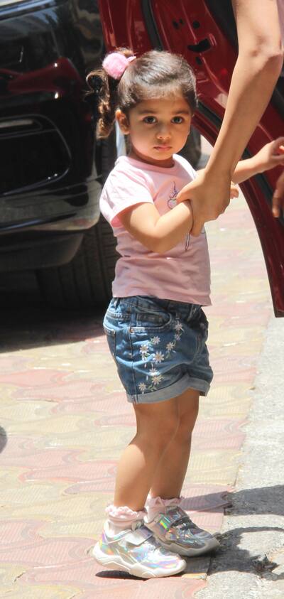 Awwdorable Misha Kapoor looks at paps!