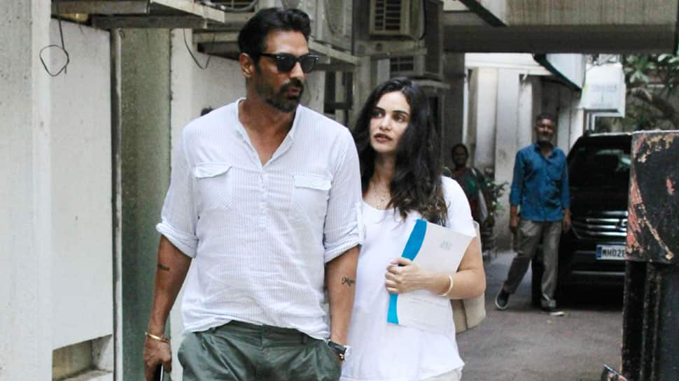 Arjun Rampal, preggers girlfriend Gabriella Demetriades go twinning in white—Pics