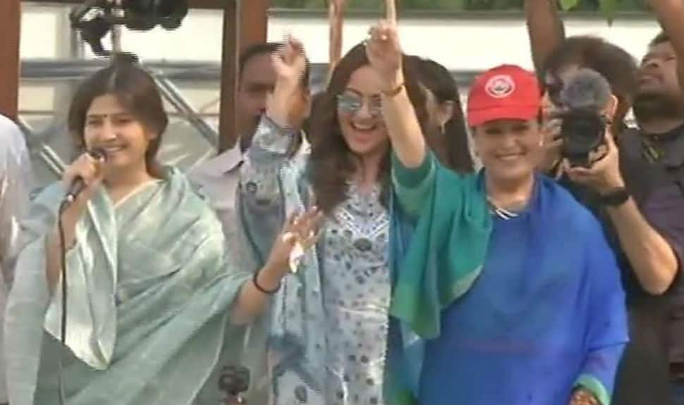 Sonakshi Sinha adds stardust to mother Poonam Sinha&#039;s roadshow in Lucknow