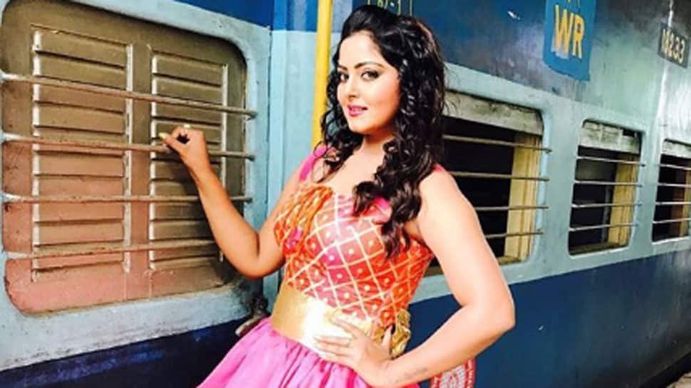 Hot cake Anjana Singh poses in a pink high slit dress-See pic