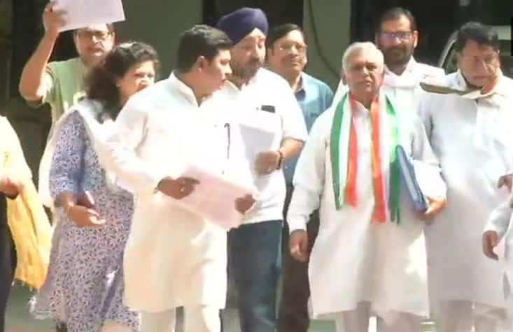 Congress leaders reach Shivraj Singh Chouhan&#039;s home with documents of farm loan waivers