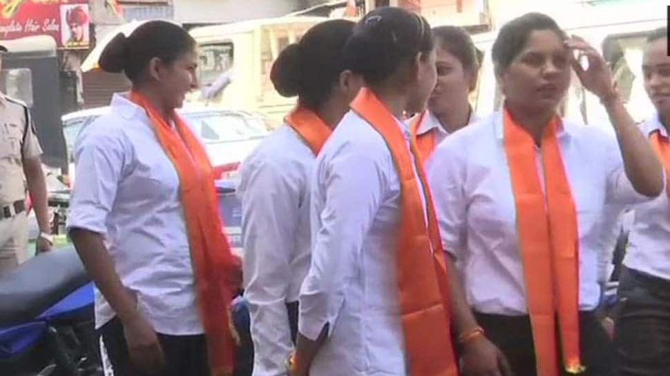 Cops spotted wearing saffron scarves at Digvijaya Singh&#039;s roadshow in Bhopal - Watch