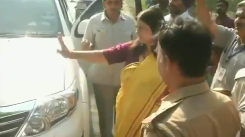 Argument between Maneka Gandhi, Mahagathbandhan candidate from Sultanpur caught on camera