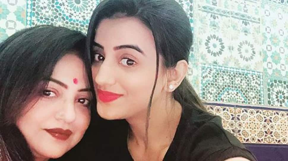 Akshara Singh &#039;s selfie with her mother is too cute to miss-See pic