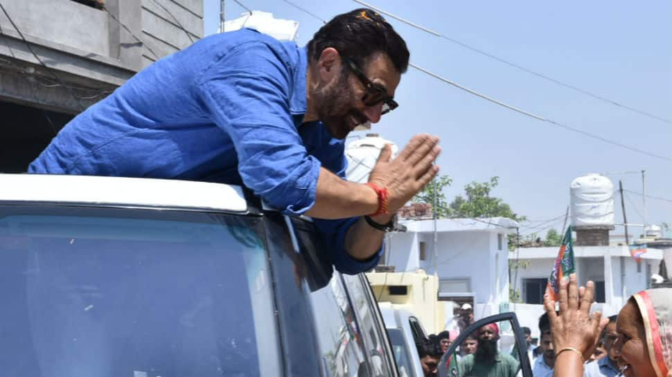 Sunny Deol escapes unhurt in Gurdaspur mishap