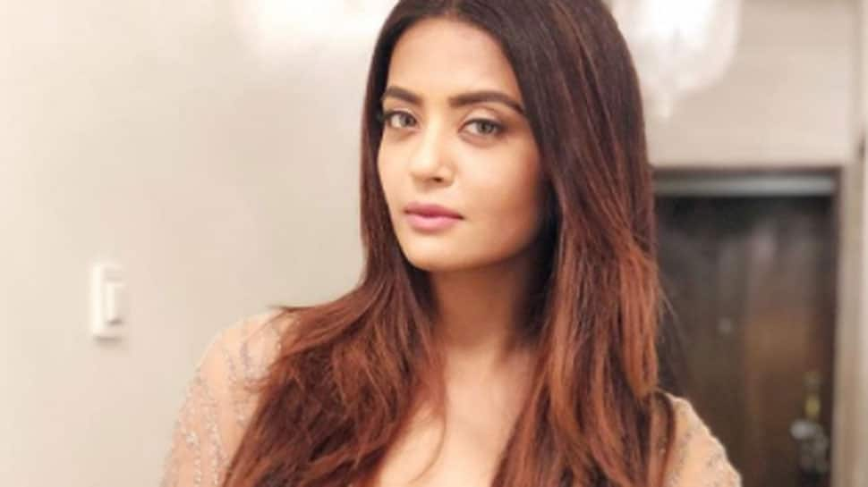 Surveen Chawla shares first pic of her newborn baby girl and it&#039;s a freeze frame moment! See photo