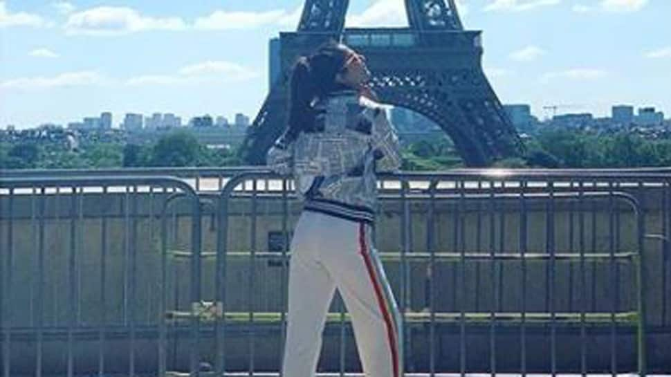 Hina Khan poses with Eiffel Tower before Cannes visit