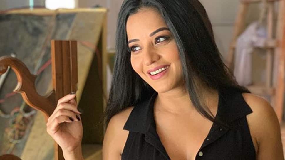 Monalisa looks stunning in black— Check out pics