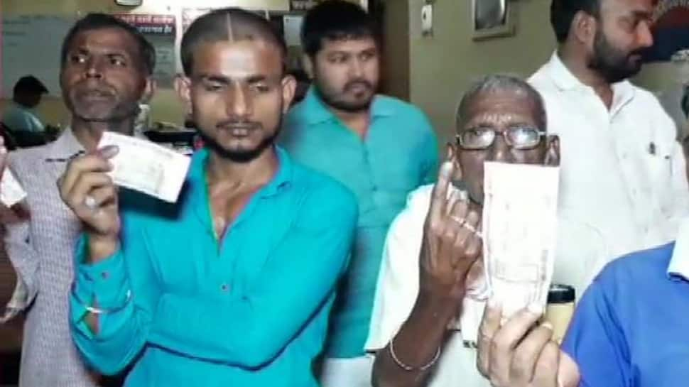 BJP workers forcefully applying ink on fingers of Dalit voters in Uttar Pradesh&#039;s Chandauli: SP