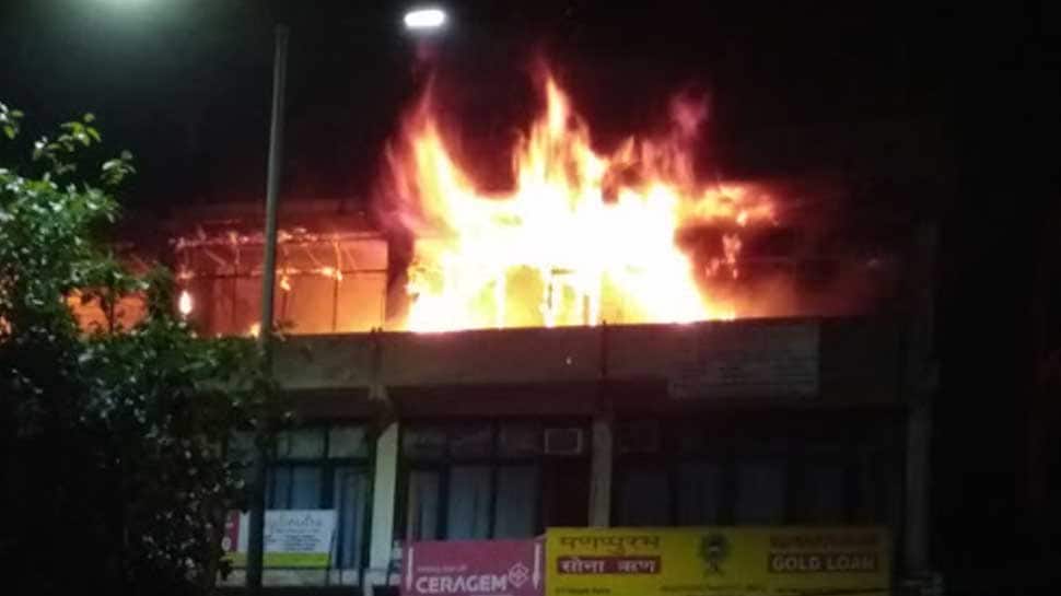 Massive fire breaks out at commercial building in Noida&#039;s Hoshiarpur