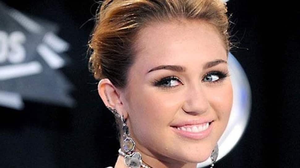 Miley Cyrus groped by fan in Barcelona