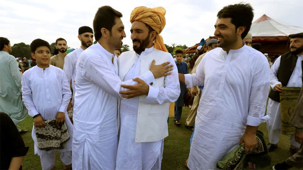 Uttar Pradesh cleric refuses to agree to Darul Uloom Deoband&#039;s fatwa on hugging during Eid 