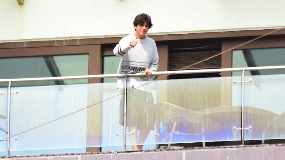 Shah Rukh Khan wishes Eid Mubarak to fans from Mannat balcony—Pics