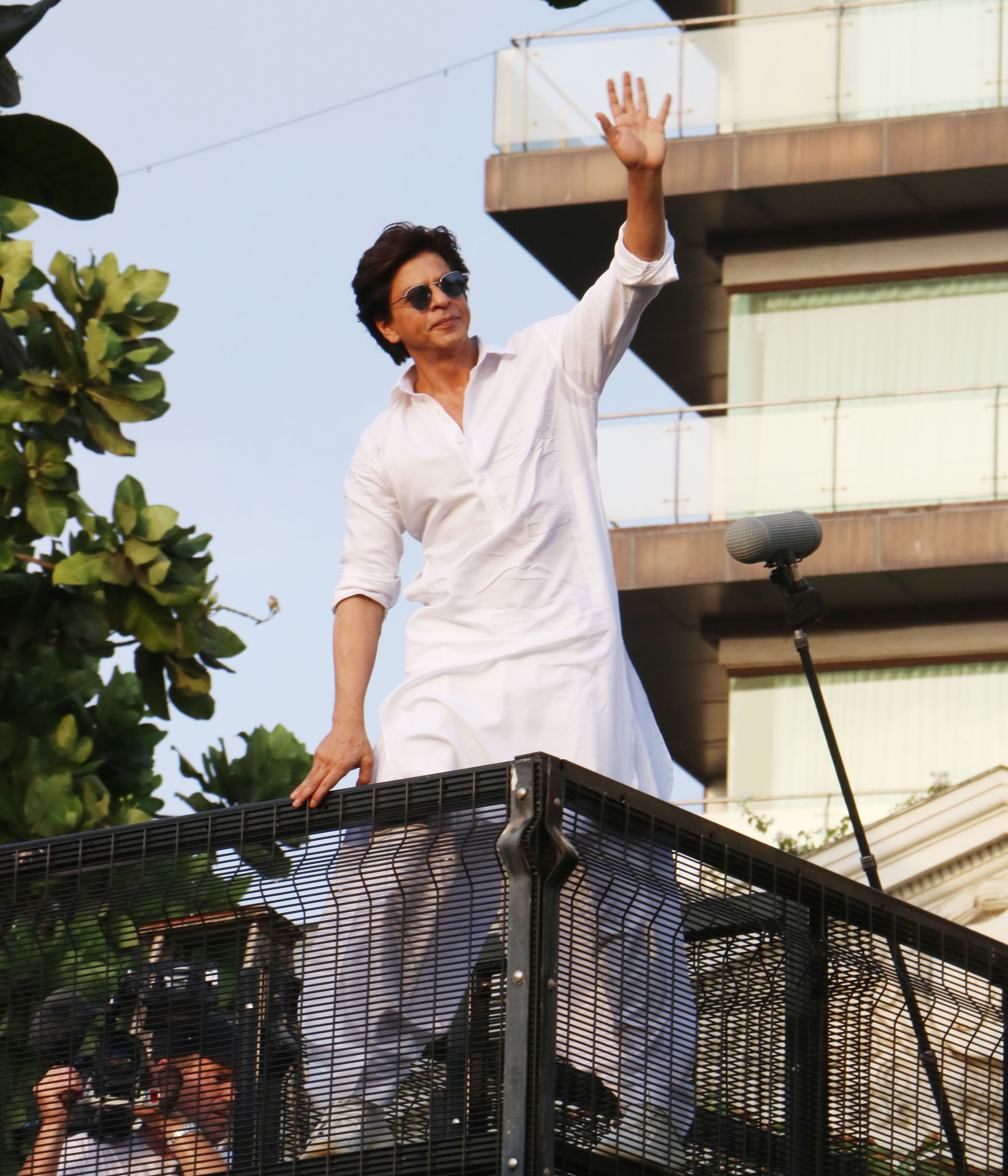 Shah Rukh Khan steps out to meet fans on Eid